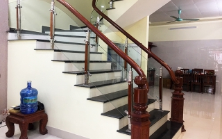 Cầu thang kính chân trụ inox 2 nẹp gỗ thi công tại Hải Dương